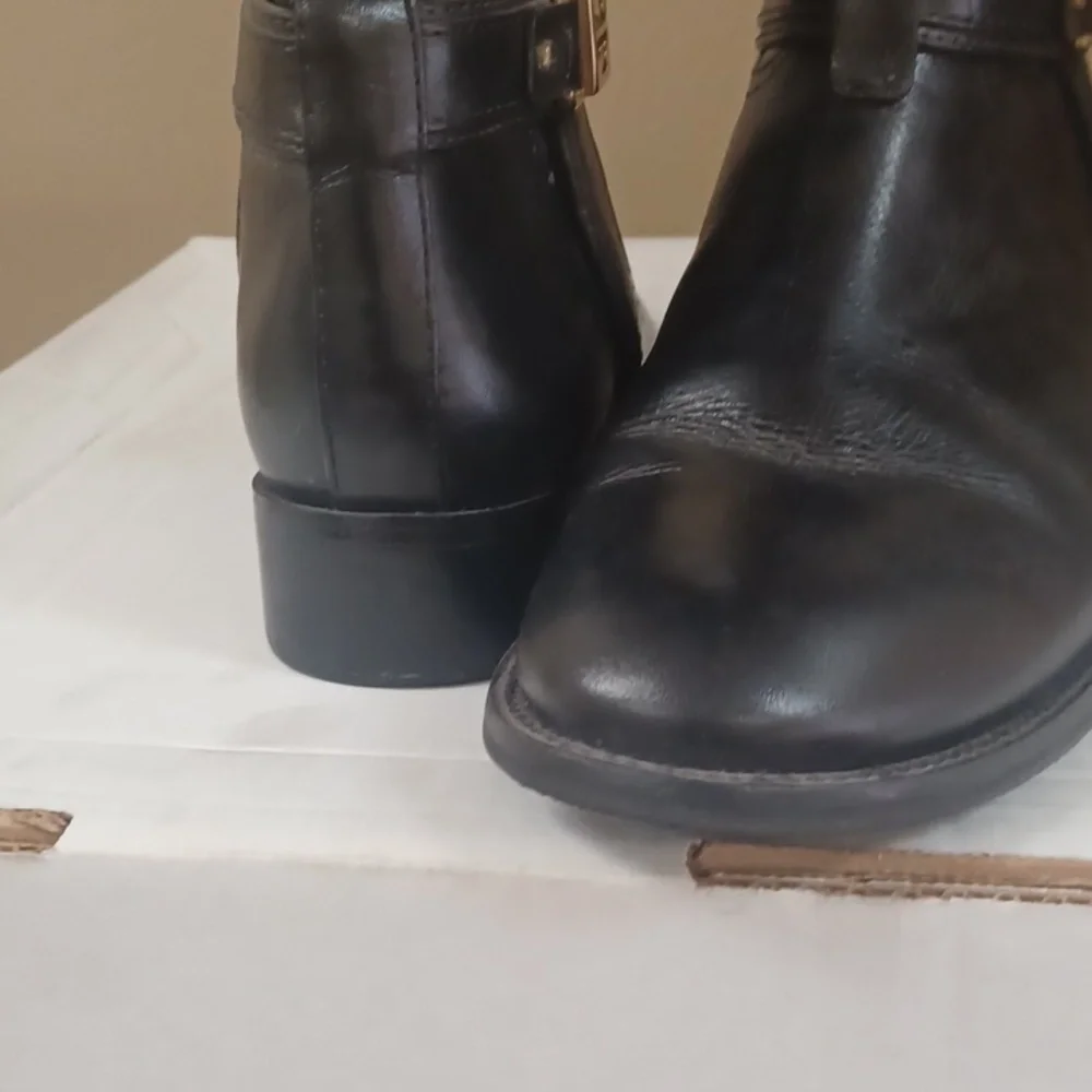 8.5 Tory Burch BOOTS 👢